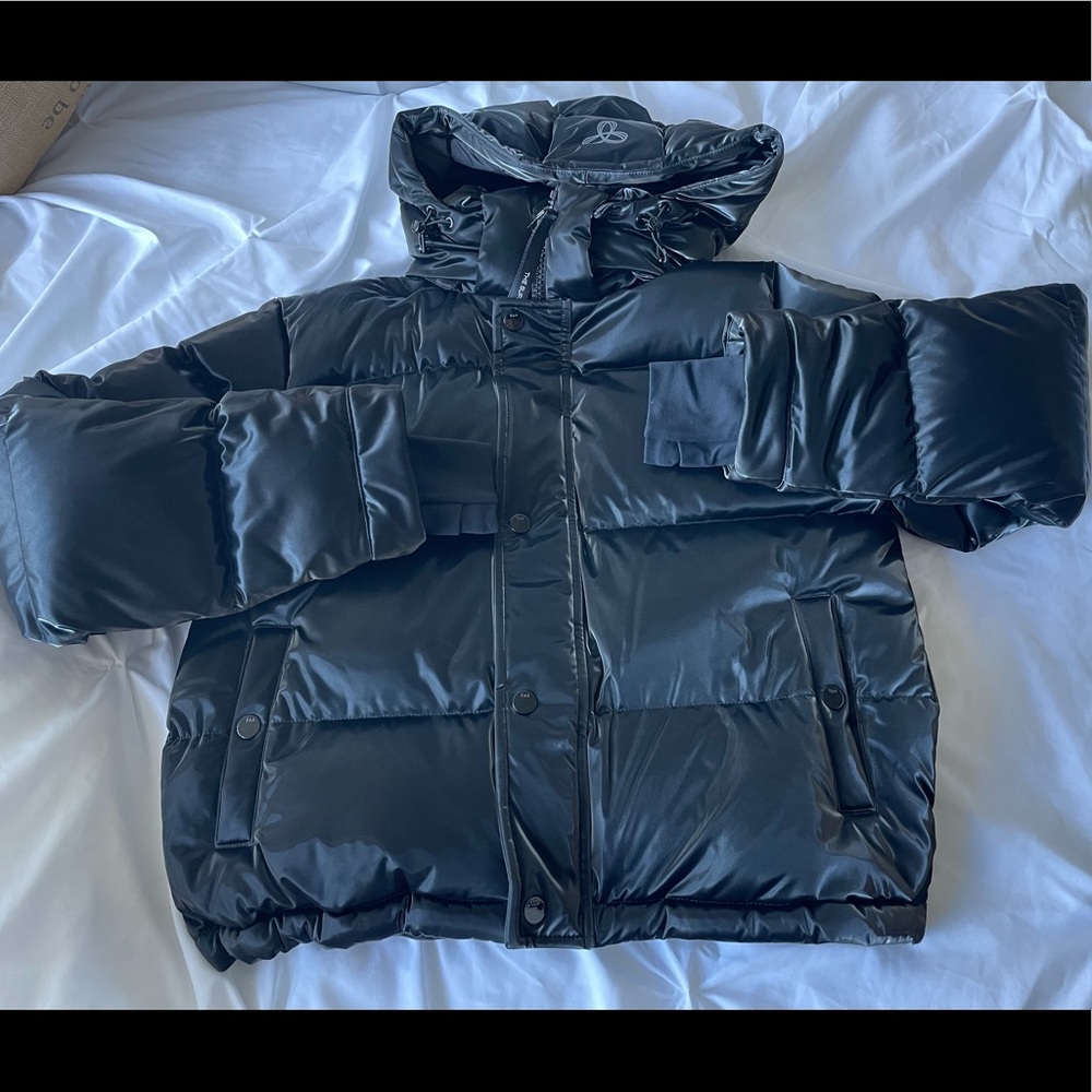 ARITIZIA SHORTY SUPER PUFF - LIQUID SHINE BLACK